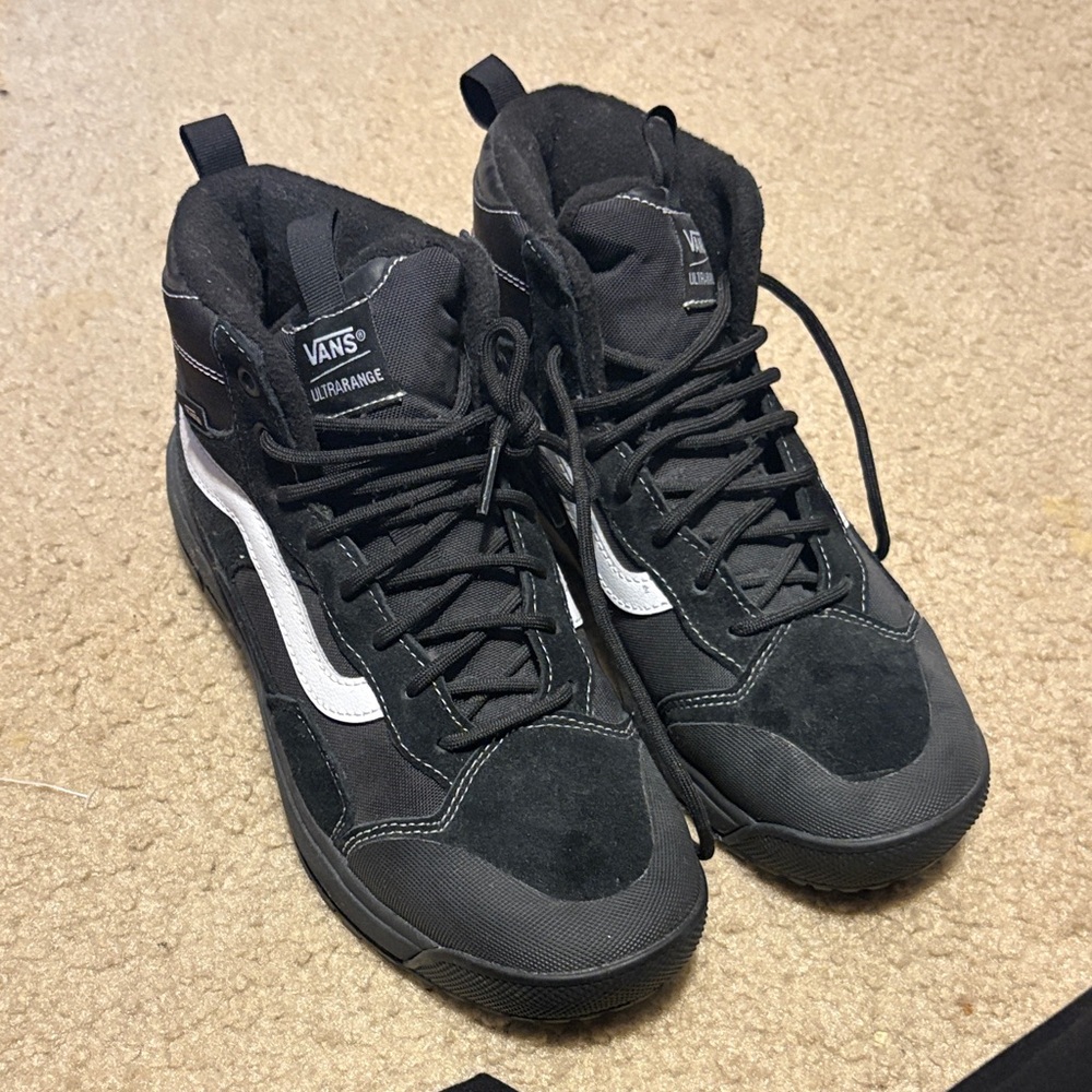 Vans Men's UltraRange Black and White Sneakers Size 7.5 Men's 9 Women